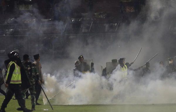 174 de morți în urma unei ciocniri provocate de gaze lacrimogene la un meci de fotbal din Indonezia.